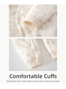 Détail des poignets élastiques et double couture sur la barboteuse matelassée en coton