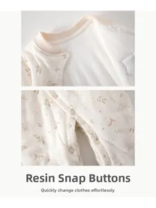 Détail du body en coton pour bébé avec boutons-pression en résine et motif d'ours