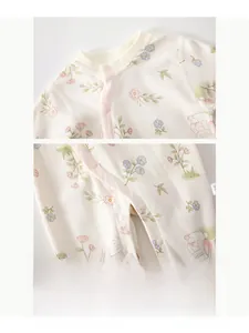 Détail des boutons en résine faciles à ouvrir sur une barboteuse en coton à fleurs