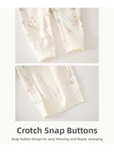 Détail de l'entrejambe du barboteuse bébé en coton avec boutons-pression roses