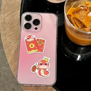 Coque iPhone dégradé rose avec motif de dessin animé mignon pour l'Année du Serpent 2025