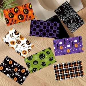 Set mit 8 Halloween-Dekoaufklebern mit Kürbis- und Geistermustern auf Holzhintergrund