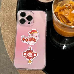 Coque iPhone dégradé rose avec autocollants serpent 2025 et nœud chinois décoratif