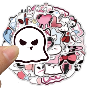 Dettaglio di un adesivo a forma di fantasma carino con bordi bianchi per laptop e decori