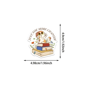 Dettaglio di un adesivo gatto e libri con dimensioni 4,9 cm per 4,98 cm per decoro
