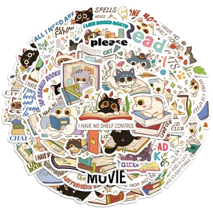 Dettaglio di vari adesivi con gatti e libri con citazioni creative sulla lettura