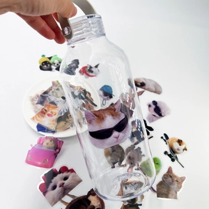 Gros plan d'une bouteille en plastique décorée de stickers créatifs d'animaux mignons