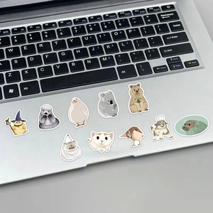 Nahaufnahme süßer Tiersticker auf der Oberfläche eines silbernen Laptops