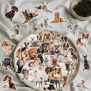 Détail macro d'autocollants de chiens réalistes assortis sur un fond de tissu gris texturé