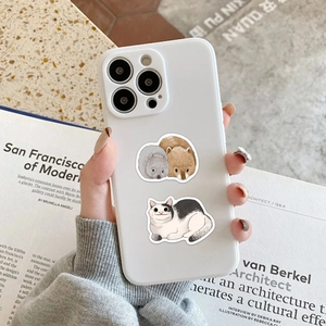 Weiße iPhone Hülle mit süßer handgezeichneter Wombat und Katze Illustration