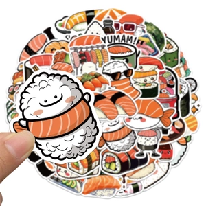 Gros plan d'autocollants de sushi mignons et étanches montrant une texture lisse et brillante