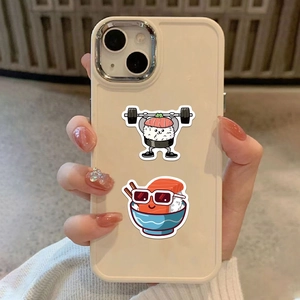 Gros plan d'une coque iPhone crème avec des motifs de sushi mignons et bords lisses
