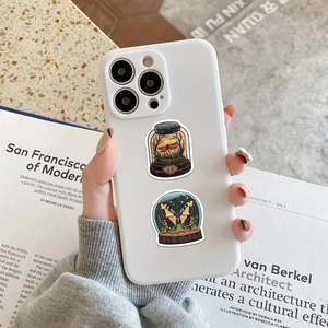 Λεπτομερής όψη θήκης iPhone με καλλιτεχνικά σχέδια πεταλούδας και λιβελούλας σε γυαλί