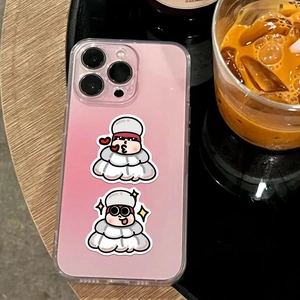 Rosa iPhone-Hülle mit Cartoon-Wolkenfiguren auf einem Holztisch neben einem Eiskaffee
