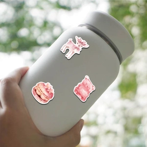 Ästhetische rosa Aufkleber auf einer weißen Thermoskanne mit Reh- und Macaron-Motiven