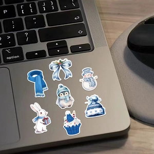 Autocollants d'hiver montrant des motifs de bonhomme de neige et pingouin sur un ordinateur