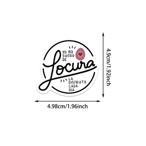 Détail montrant les dimensions du sticker espagnol rond avec motif de cœur rouge
