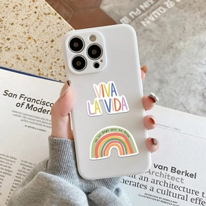 Détail de coque blanche avec autocollant Viva La Vida arc-en-ciel et mots espagnols