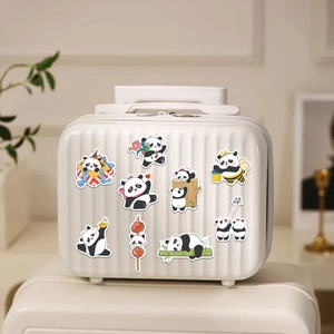 Détail d'autocollants panda mignons sur une valise blanche montrant divers motifs cartoon