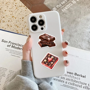 Dettaglio custodia bianca per iPhone decorata con adesivi al cioccolato in stile lifestyle