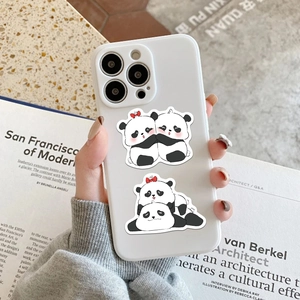 Coque iPhone mate blanche avec motifs de pandas mignons dessinés à la main et nœuds rouges