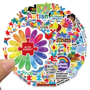Primer plano de una pegatina de flor arcoíris para el autismo con diseño de rompecabezas