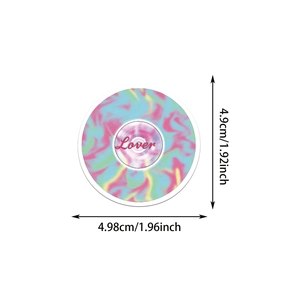 Détail d'un autocollant rose tie-dye Book Lover de 4,9 cm avec mesures de taille