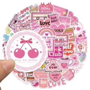 Détail de stickers roses pour amoureux de livres avec cerises et slogans mignons