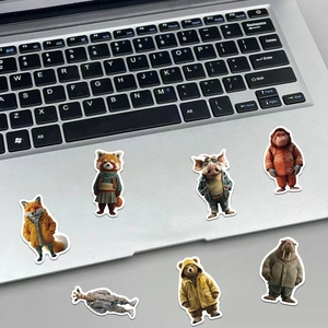 Adesivi per animali antropomorfi impermeabili con abiti alla moda su un laptop