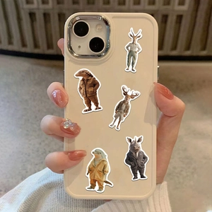 Dettaglio della cover per iPhone crema con animali antropomorfi in abiti moderni e alla moda