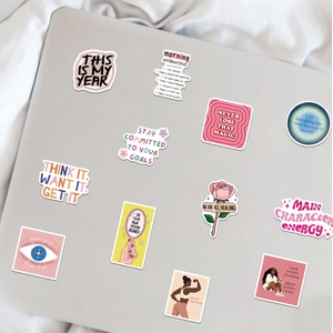 Détail de 12 autocollants Girl Power étanches avec fleurs et citations de motivation