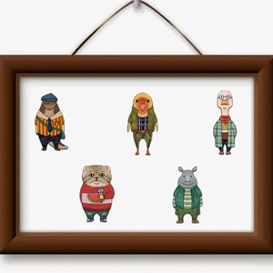 Gros plan de 5 autocollants d'animaux mignons en tenues d'art sur un cadre en bois chic