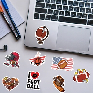 Autocollants de rugby décorés sur un ordinateur portable avec carnets et écouteurs