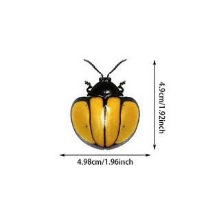 Gedetailleerde afmetingen van de gele kever insect sticker van 4,9cm bij 4,98cm