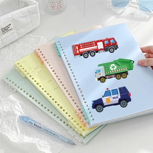 Lot de quatre carnets à spirales colorés avec couvertures de véhicules de dessin animé