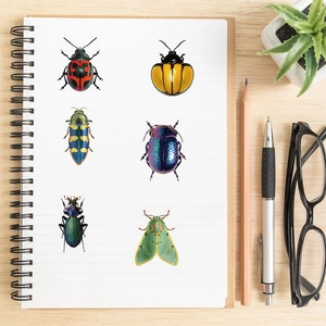 Gedetailleerde realistische insectenstickers op een gelinieerd notitieboekje