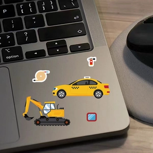 Détails d'autocollants imperméables de camions de chantier sur un ordinateur portable