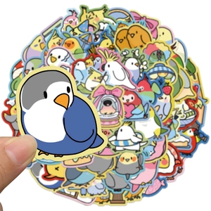 Detailansicht bunter wasserfester Vogelaufkleber mit Stanzkanten und niedlichen Cartoondesigns