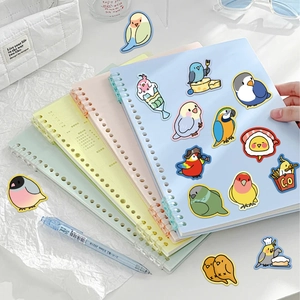 Set mit 70 bunten Papageien-Aufklebern mit kreativen Vogel-Essen-Designs auf einem Notizbuch