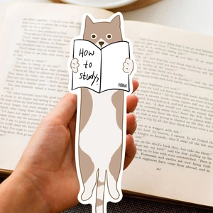 Segnalibro a forma di gatto con testo "How to study" su un libro aperto per la lettura