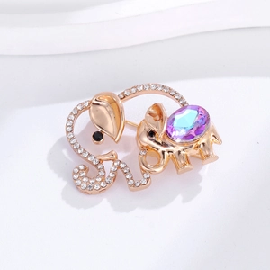 Détail de la broche éléphant avec gemme violette et strass blancs étincelants