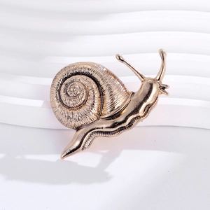 Broche escargot dorée vintage avec texture en spirale sur fond blanc élégant