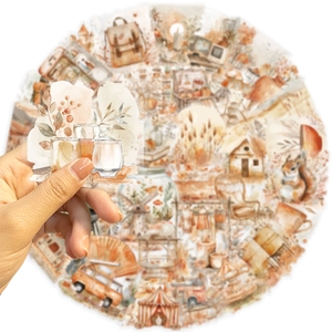 Detailansicht eines Aquarell-Blumenstickers über einer Vintage-Collage handgehalten