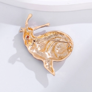 Broche escargot vintage en métal doré montrant les détails du dos et le fermoir