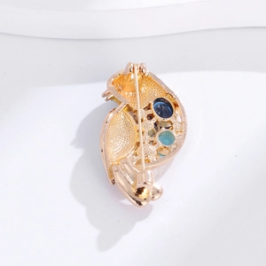 Broche oiseau exquise pour femme avec pierres bleues et vertes sur fond blanc épuré