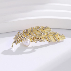 Elegante spilla a piuma dorata con strass scintillanti e una perla bianca decorativa