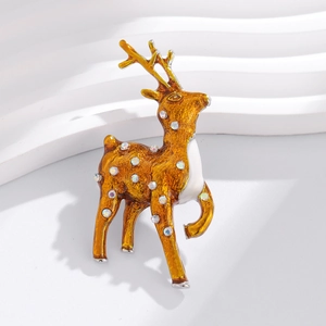 Broche renne élégante avec émail orange et cristaux brillants sur fond blanc minimaliste