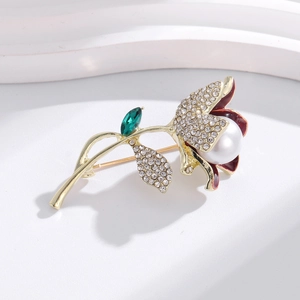 Élégante broche tulipe avec perle blanche, émail rouge et strass brillants décoratifs
