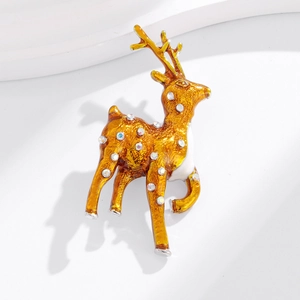 Détail de la broche cerf dorée avec des strass étincelants et une finition en émail