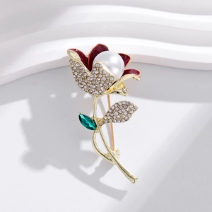 Détail d'une broche tulipe avec perle blanche, émail bordeaux et cristaux brillants